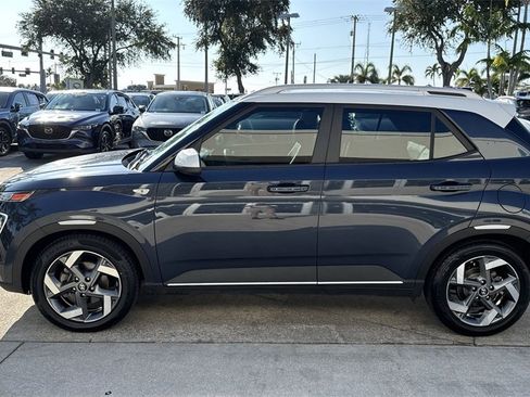 Used 2022 Hyundai Venue Limited image 12