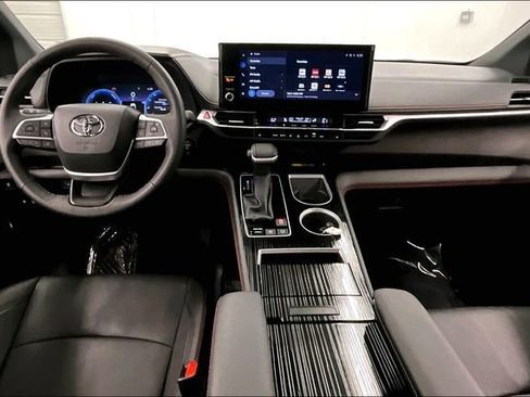 Used 2025 Toyota Sienna XSE FWD image 18