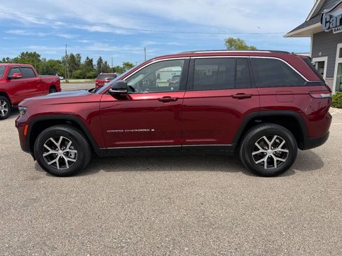 Used 2023 Jeep Grand Cherokee Limited w/ Luxury Tech Group II AWD/4WD image 2