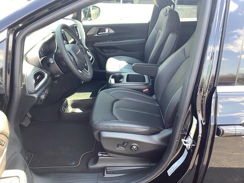 New 2026 Chrysler Pacifica Select image 11