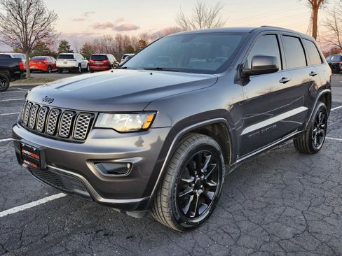 Used 2018 Jeep Grand Cherokee Altitude image 14