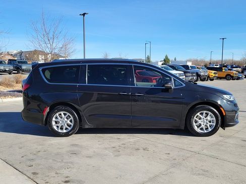 Used 2021 Chrysler Pacifica Touring-L image 2