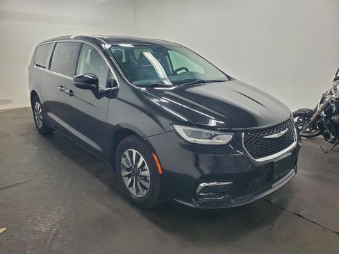 Used 2023 Chrysler Pacifica Touring-L image 3