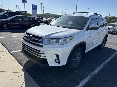 Used 2019 Toyota Highlander XLE AWD/4WD image 1