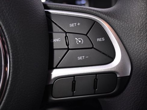 Used 2023 Jeep Renegade Latitude AWD/4WD image 36
