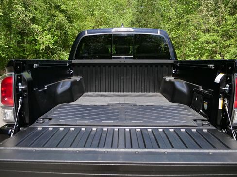 Used 2022 Toyota Tacoma TRD Sport AWD/4WD image 31