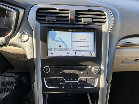 Used 2017 Ford Fusion SE w/ Fusion SE Technology Package image 19