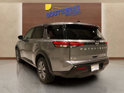 Used 2024 Nissan Pathfinder S image 2