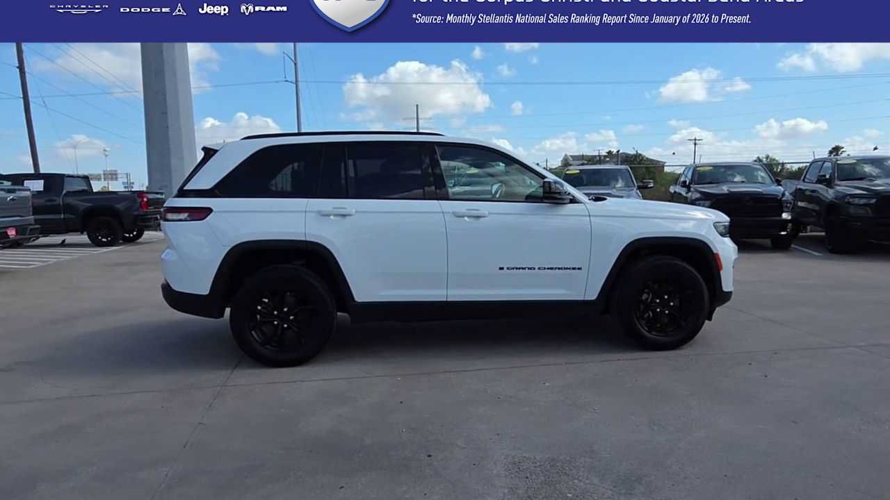 Used 2024 Jeep Grand Cherokee Laredo RWD image 9