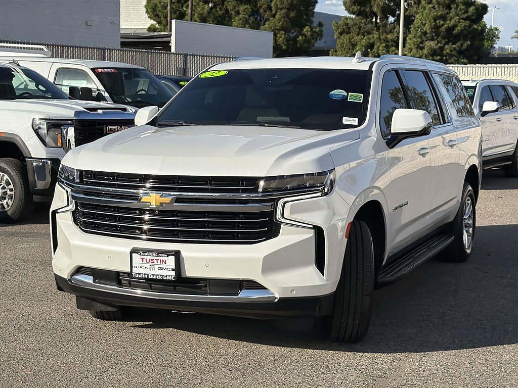 Used 2022 Chevrolet Suburban LT w/ Luxury Package AWD/4WD image 3