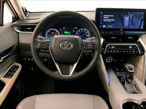 Used 2024 Toyota Venza XLE image 4