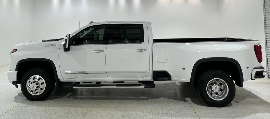 Used 2024 Chevrolet Silverado 3500 High Country AWD/4WD image 2