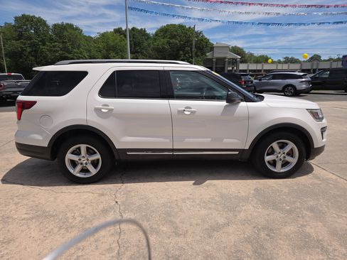 Used 2018 Ford Explorer XLT FWD image 5