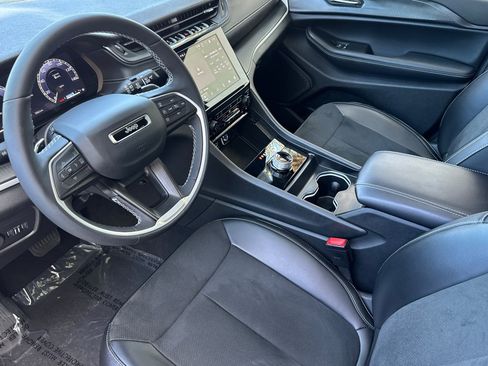 Used 2025 Jeep Grand Cherokee Altitude RWD image 4