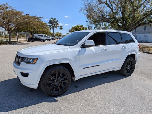Used 2018 Jeep Grand Cherokee Altitude RWD image 8