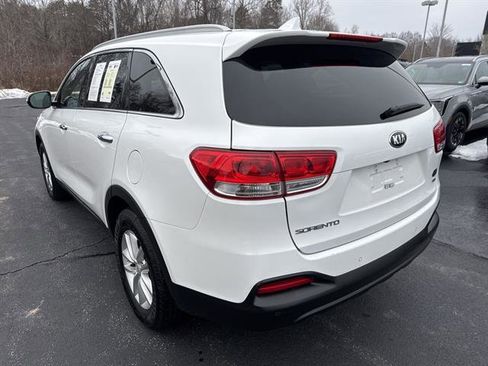 Used 2018 Kia Sorento LX image 4