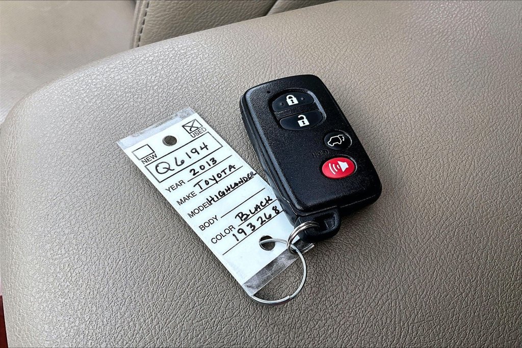 Used 2013 Toyota Highlander Limited AWD/4WD image 11