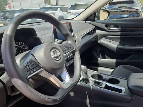 Used 2025 Nissan Altima 2.5 SV FWD image 10