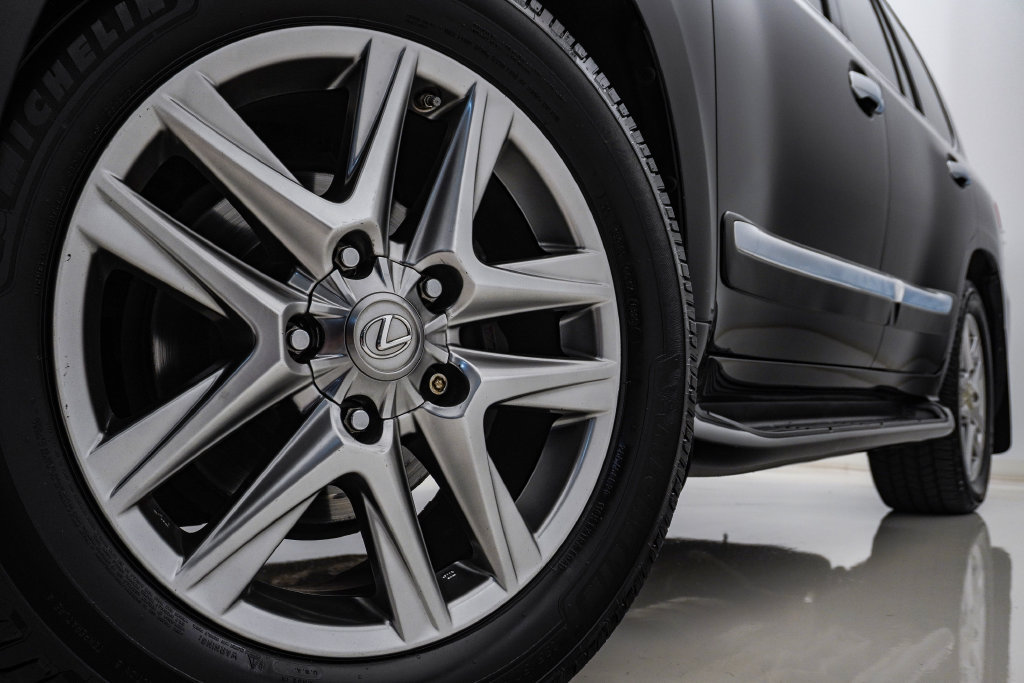 Used 2013 Lexus LX 570 4WD w/ Luxury Pkg image 5