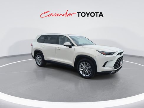 Used 2024 Toyota Grand Highlander Platinum image 2