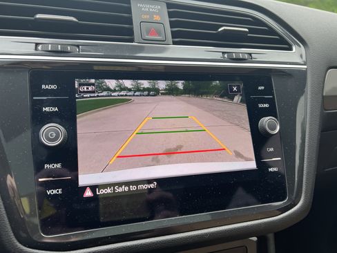 Certified 2023 Volkswagen Tiguan SE w/ Panoramic Sunroof Package FWD image 21