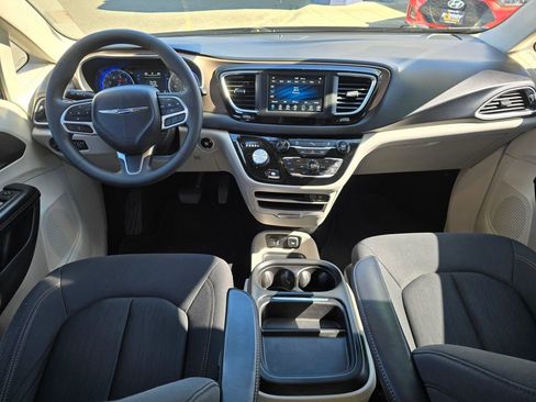 Used 2019 Chrysler Pacifica Touring Plus FWD image 18