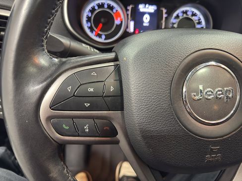 Used 2019 Jeep Cherokee Latitude Plus w/ Comfort/Convenience Group AWD/4WD image 24