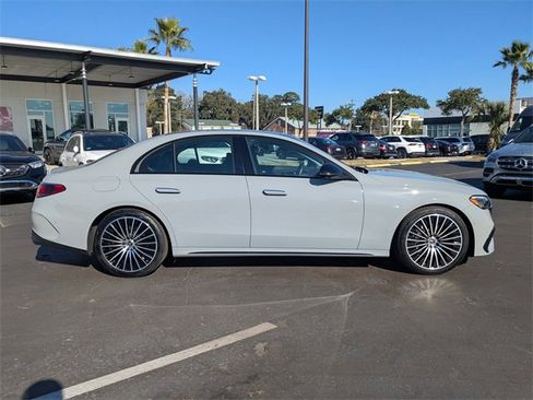 Used 2025 Mercedes-Benz E 350 4MATIC Sedan image 4