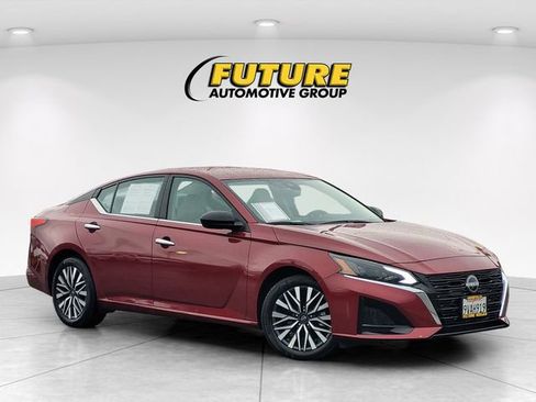 Certified 2025 Nissan Altima 2.5 SV FWD image 1