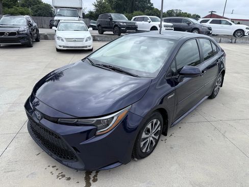 Used 2020 Toyota Corolla LE image 2