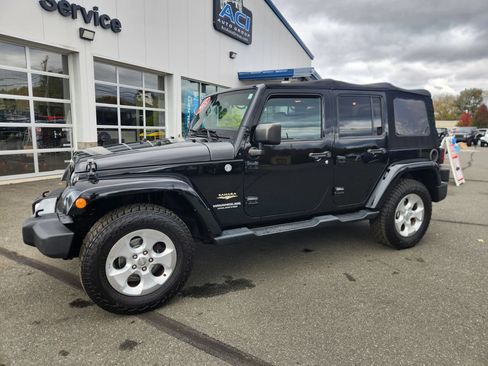 Used 2015 Jeep Wrangler Unlimited Sahara w/ Connectivity Group AWD/4WD image 7