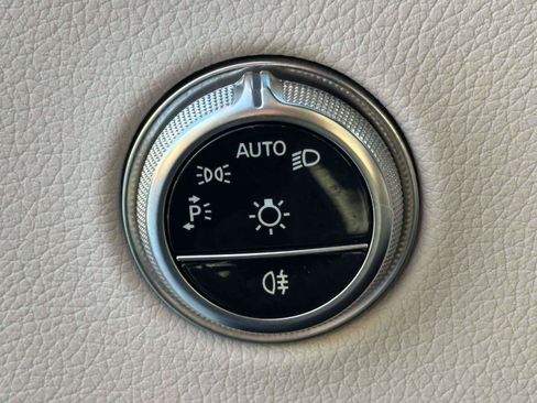 Used 2025 Mercedes-Benz GLC 350e 4MATIC image 16