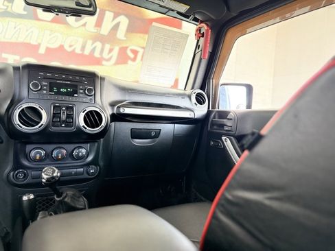 Used 2015 Jeep Wrangler Unlimited Rubicon w/ Max Tow Package image 33