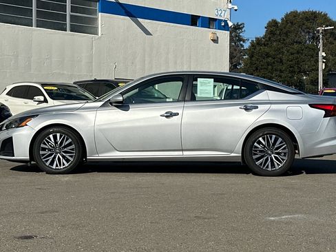 Used 2023 Nissan Altima 2.5 SV image 7