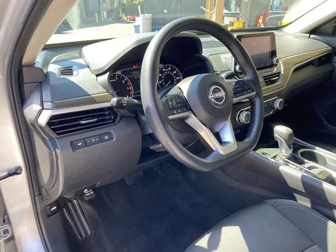 Used 2024 Nissan Altima 2.5 SV FWD image 2