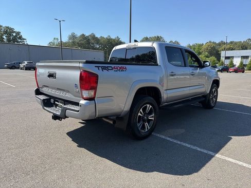 Used 2017 Toyota Tacoma TRD Sport w/ Premium & Technology Package AWD/4WD image 5