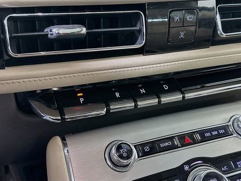 Used 2022 Lincoln Aviator AWD w/ Premium Package image 18