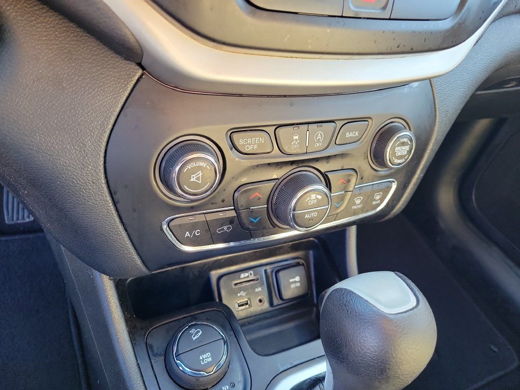 Used 2017 Jeep Cherokee Latitude w/ Comfort/Convenience Group AWD/4WD image 36