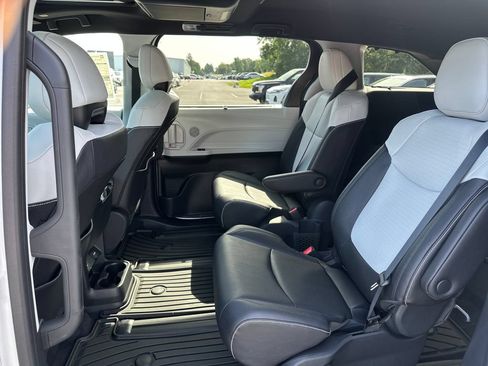 Used 2026 Toyota Sienna XSE AWD/4WD image 12