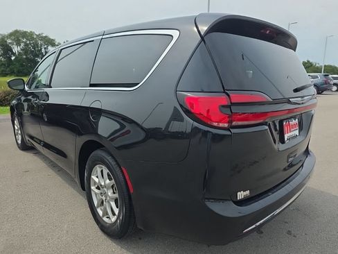 Used 2023 Chrysler Pacifica Touring-L FWD image 7