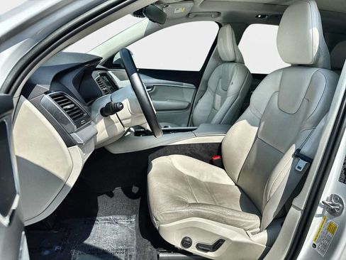 Used 2022 Volvo XC90 T5 Momentum w/ Climate Package FWD image 11