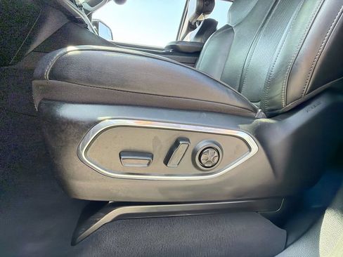 Certified 2024 Jeep Wagoneer Series II w/ Flexible Seating Group RWD image 14