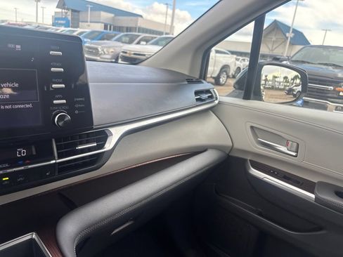 Used 2021 Toyota Sienna XLE FWD image 25