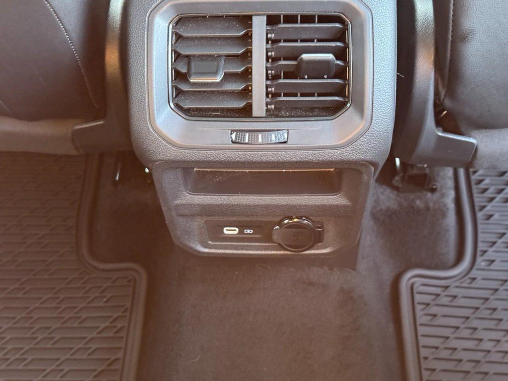 Used 2024 Volkswagen Tiguan SE R-Line FWD image 12