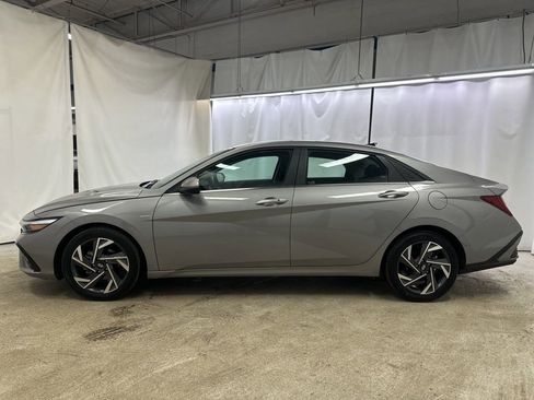 Used 2025 Hyundai Elantra SEL image 2