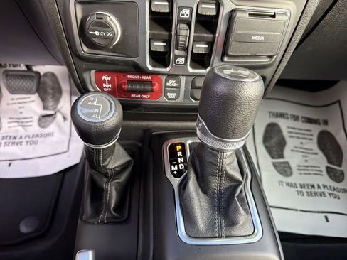Used 2025 Jeep Wrangler Unlimited Rubicon AWD/4WD image 23
