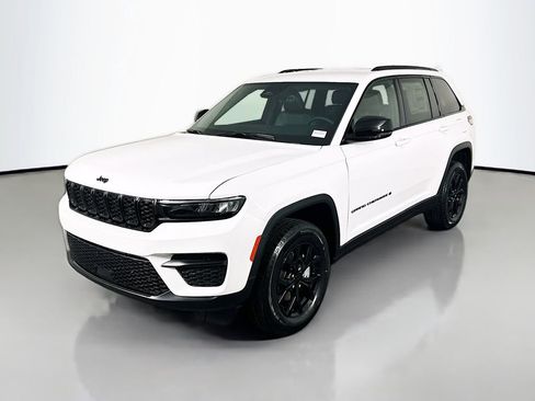 New 2025 Jeep Grand Cherokee Altitude image 3