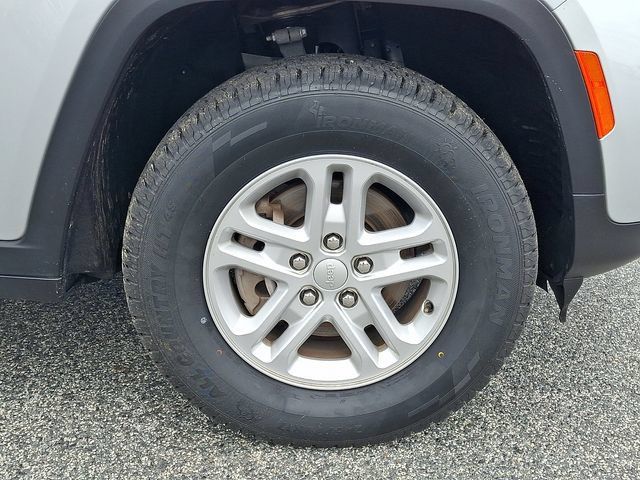 Used 2023 Jeep Grand Cherokee Laredo RWD image 8