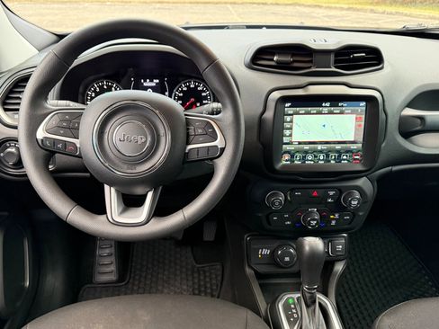 Used 2023 Jeep Renegade Latitude image 10