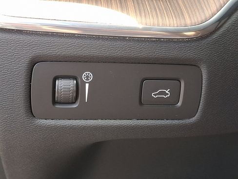 Certified 2022 Volvo XC60 B5 Momentum w/ Climate Package image 25